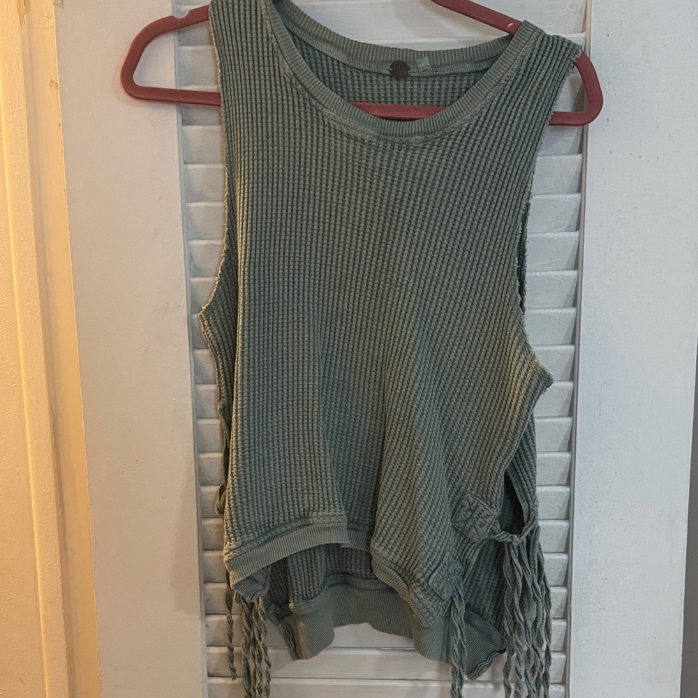 Chic Sleeveless Knit Tank Top in Soft Green